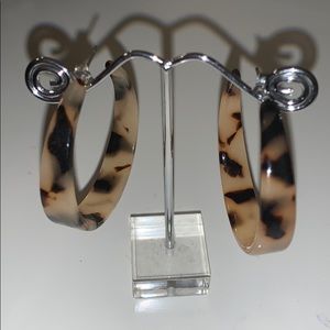 Adorable tortoise shell hoop earrings!